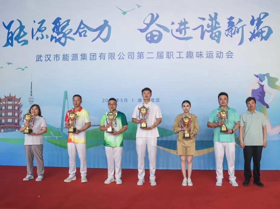 0517團體總分排名前六代表隊領(lǐng)獎代表合影.jpg